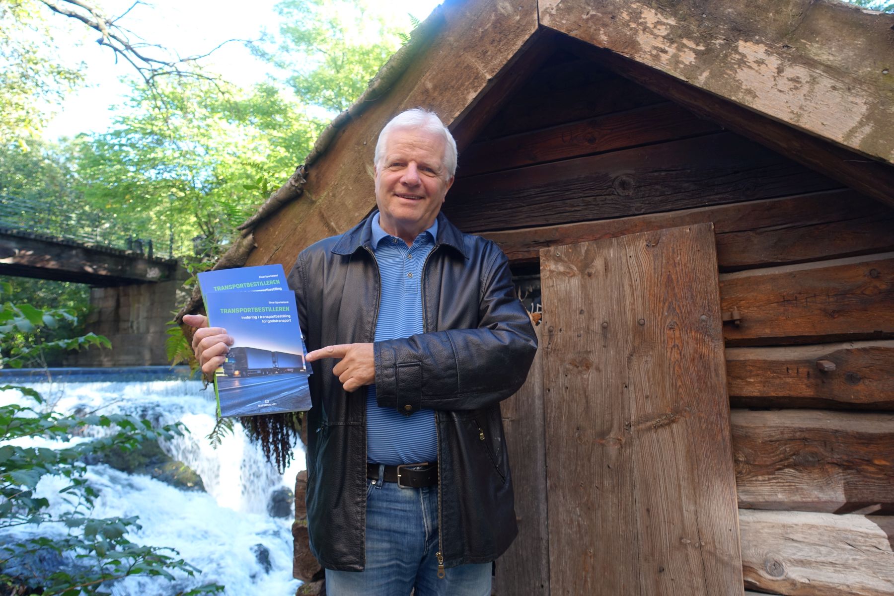 Vestlendingen Einar Spurkeland i naturlige omgivelser med sin bok «Transportbestilleren». (Foto: Privat)