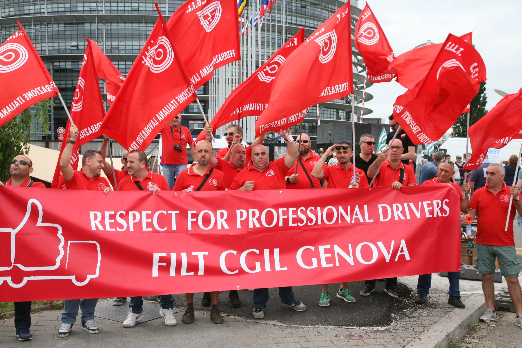Budskapet er enkelt å forstå i hele verden. Her italienske godssjåfører som demonstrerer utenfor EU-parlamentet i Strasbourg.