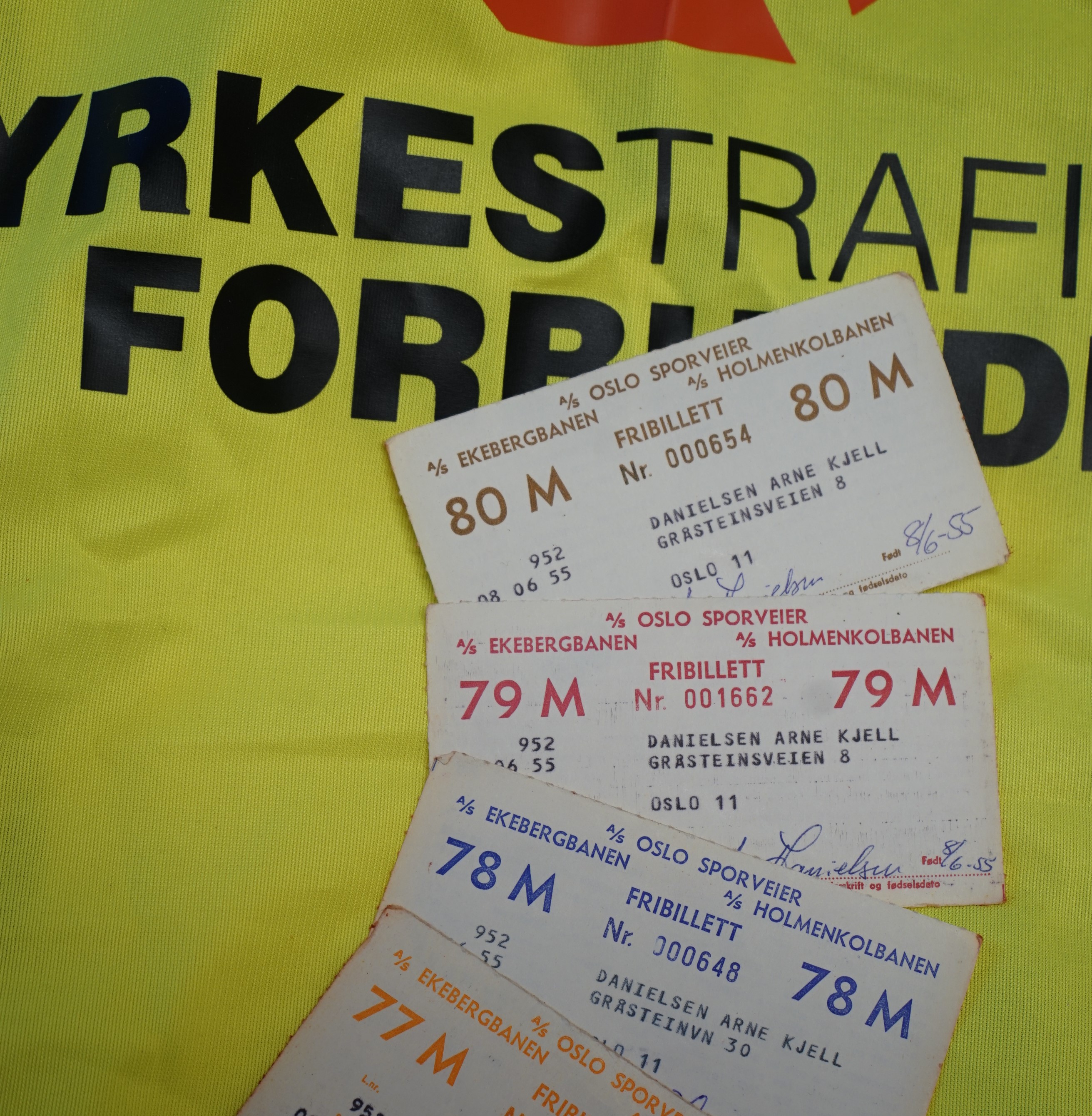 Artikkelforfatterens frikort fra den gang han var trikkefører i Oslo Sporveier for rundt 40 år siden. Også ektefelle og barn kunne kjøre gratis, uten bekymring for ekstra skatt. Nå mener mange sjåfører at tiden er inne til å finne fram gule vester.