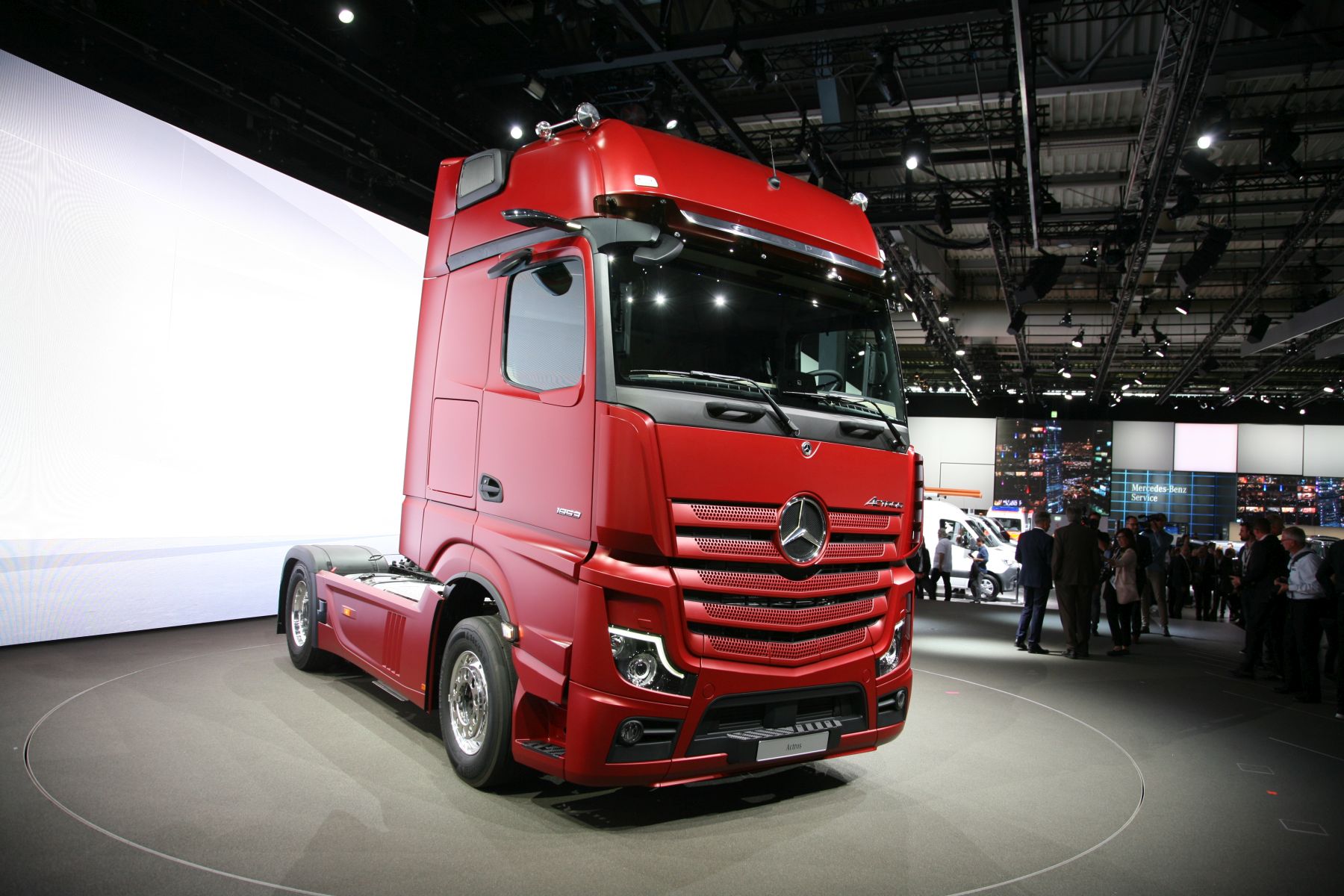 Det røde «digitale dyret» ble kjørt ut på scenen på Daimlers kjempestand som fylte en hel hall i Hannover.