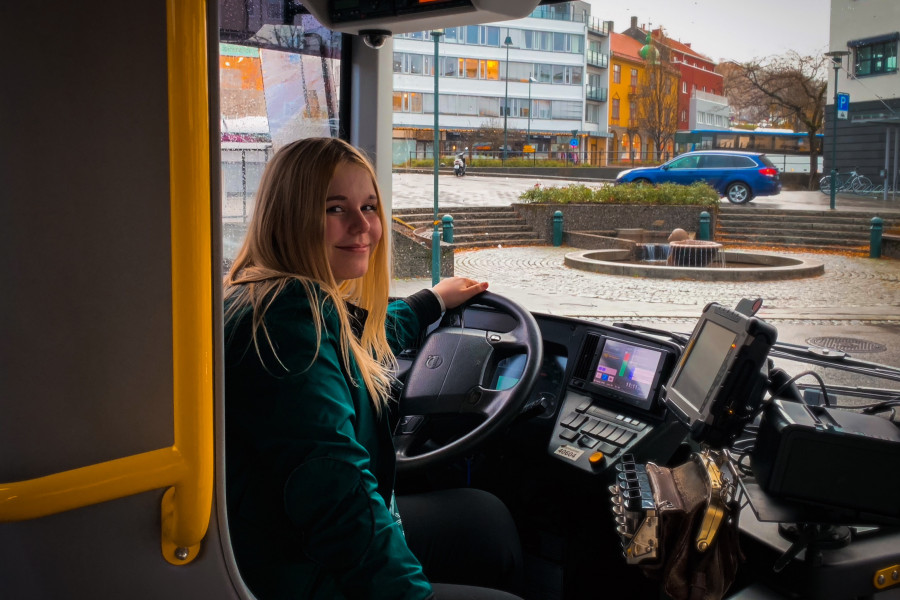 Silje Nerland er en av landets yngste kvinnelige bussjåfører med fagbrev. Foto: Frank Moan.
